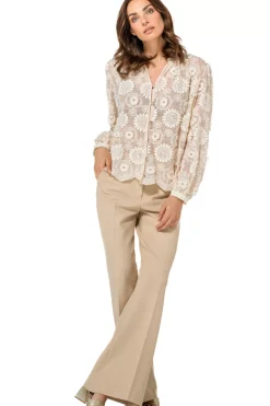 1605-34 / Rechtvallende Bloes In Stretch Tulle Met Broderie><noscript><img width=